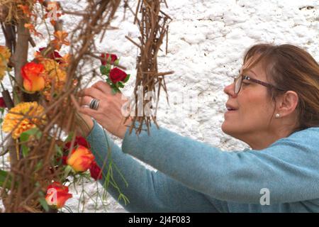 Teneriffa, Spanien. 14. April 2022. Prozessionsweg von Blumenkunst in Guia de Isora, Künstler von vielen Orten forme mehrere Skulpturen von efimieral Kunst über heilige Woche. (Bild: © Mercedes Menendez/Pacific Press via ZUMA Press Wire) Bild: ZUMA Press, Inc./Alamy Live News Stockfoto