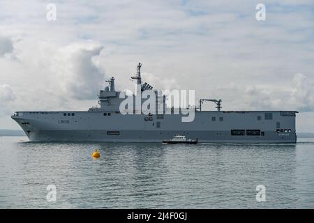 Das amphibische Sturmschiff FS Dixmude (L9015) der französischen Marine (Marine Nationale) verließ Portsmouth, Großbritannien, am 14/04/2022. Stockfoto