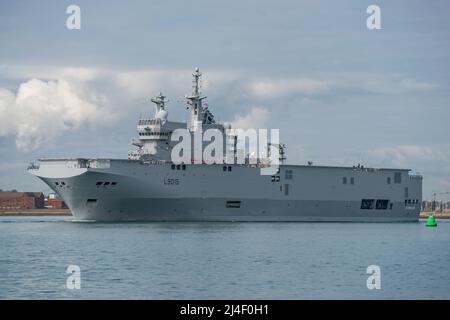 Das amphibische Sturmschiff FS Dixmude (L9015) der französischen Marine (Marine Nationale) verließ Portsmouth, Großbritannien, am 14/04/2022. Stockfoto