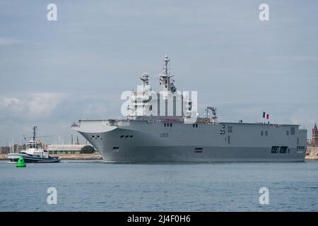 Das amphibische Sturmschiff FS Dixmude (L9015) der französischen Marine (Marine Nationale) verließ Portsmouth, Großbritannien, am 14/04/2022. Stockfoto