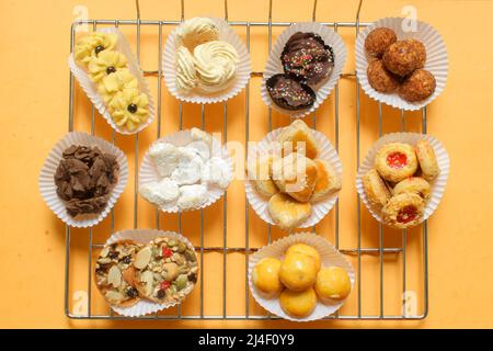 Aneka Kue Lebaran oder verschiedene indonesische Kekse dienten zur Feier von Lebaran Idul Fitri IED Mubarak, darunter Nastar, Schneewittchen und Kaastengels Stockfoto