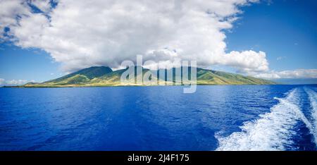 Ein Blick auf West Maui von einem Boot aus im Kanal, Maui, Hawaii, USA. Für dieses Panoramabild wurden vier Fotografien zusammengenäht. Stockfoto