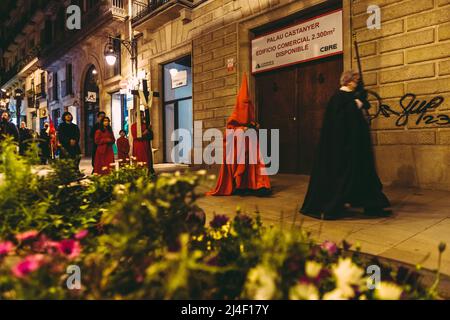 Barcelona, Spanien. 14. April 2022. Die Bruderschaft 'Purisima Sangre de Nuestro Senor Jesucristo' spaziert durch die nächtlichen Straßen Barcelonas für ihre Via Crucis Prozession Credit: Matthias Oesterle/Alamy Live News Stockfoto