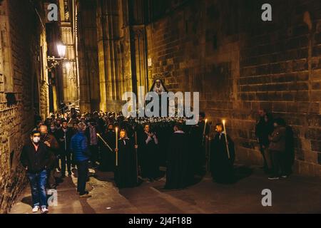 Barcelona, Spanien. 14. April 2022. Die Bruderschaft 'Purisima Sangre de Nuestro Senor Jesucristo' spaziert durch die nächtlichen Straßen Barcelonas für ihre Via Crucis Prozession Credit: Matthias Oesterle/Alamy Live News Stockfoto