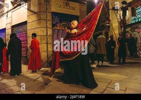 Barcelona, Spanien. 14. April 2022. Die Bruderschaft 'Purisima Sangre de Nuestro Senor Jesucristo' spaziert durch die nächtlichen Straßen Barcelonas für ihre Via Crucis Prozession Credit: Matthias Oesterle/Alamy Live News Stockfoto