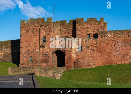 Carlisle, England - Vereinigtes Königreich - 17.. März 2022: Haupteingang des historischen Carlisle Castle, erbaut 1093, an einem schönen Frühlingsmorgen. Stockfoto