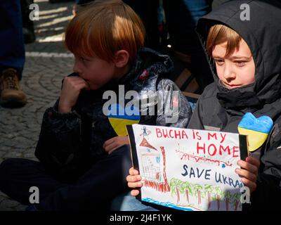 Demonstration gegen Krieg und russische Aggression zur Beendigung der Gewalt in Bucha, Mariupol in der Ukraine. München - April 2022 Stockfoto