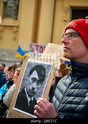 Protestdemonstration gegen Krieg und russische Aggression, um die Gewalt in der Ukraine zu stoppen. München - April 2022. Stockfoto