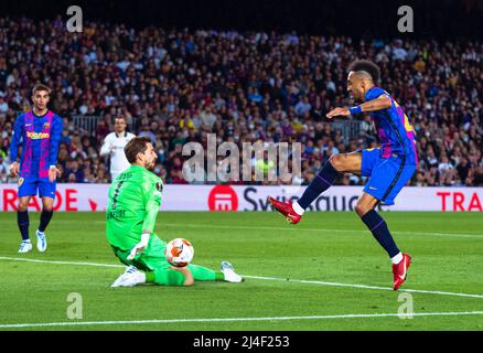 Barcelona, Spanien. 14. April 2022. Aubameyang (R) aus Barcelona steht mit Kevin Trapp aus Frankfurt am 14. April 2022 während des Viertelfinalmatches der UEFA Europa League zwischen dem FC Bacelona aus Spanien und Eintracht Frankfurt aus Deutschland in Barcelona, Spanien, auf dem Spiel. Quelle: Joan Gosa/Xinhua/Alamy Live News Stockfoto