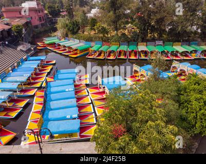 Luftdrohne Aufnahme von bunten Booten in Xochimilco. Rundfahrten mit Kanülen und schwimmenden Gärten in Mexiko-Stadt CDMX, Mexiko Stockfoto