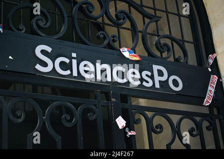 Paris, Frankreich. 14. April 2022. Tor zu Sciences Po in Paris, Frankreich am 14. April 2022. Mehrere hundert Studenten mobilisierten in Paris und Nancy und blockierten Universitätsgebäude, um zwischen den beiden Runden der Präsidentschaftswahlen Gehör zu verschaffen und das Bewusstsein für ökologische und soziale Themen zu schärfen. Foto von Victor Joly/ABACAPRESS.COM Quelle: Victor Joly/Alamy Live News Stockfoto