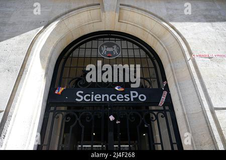 Paris, Frankreich. 14. April 2022. Tor zu Sciences Po in Paris, Frankreich am 14. April 2022. Mehrere hundert Studenten mobilisierten in Paris und Nancy und blockierten Universitätsgebäude, um zwischen den beiden Runden der Präsidentschaftswahlen Gehör zu verschaffen und das Bewusstsein für ökologische und soziale Themen zu schärfen. Foto von Victor Joly/ABACAPRESS.COM Quelle: Victor Joly/Alamy Live News Stockfoto