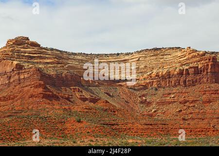 Cedar Mesa Cliffs mit Moki Dugway, Utah Stockfoto