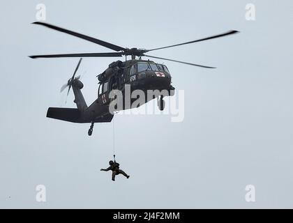 CAMP BONDSTEEL, Kosovo – Soldaten der US-Armee mit Ablösung 2, Charlie Company, 1. Bataillon, 169. Aviation Regiment, Virginia National Guard, Durchführung einer HPU-Schulung in Camp Bondsteel, 28. März 2022. Huboperationen sind eine von vielen Möglichkeiten, die der Black Hawk-Hubschrauber zur Mission der Kosovo Force bringt. (Foto der US-Armee von Sgt. 1. Klasse Warren W. Wright Jr., 138. Abteilung für öffentliche Angelegenheiten) Stockfoto