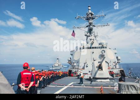 SÜDCHINESISCHES MEER (13. April 2022) der Arleigh Burke-Klasse Lenkraketen-Zerstörer USS Momsen (DDG 92) und die Tentara Nasional Indonesia-Angkatan Laut, Bung Tomo-Klasse Korvette KRI Bung Tomo (FF 357) führten bilaterale Schulungen durch, um den US- und indonesischen Marines die Möglichkeit zu geben, gemeinsame maritime Ziele zu trainieren und zusammenzuarbeiten. Bilaterale Operationen wie diese beruhigen unsere Verbündeten und Partner des Engagements der USA für einen freien und offenen Indo-Pazifik-Raum. (USA Navy Foto von Mass Communication 3. Klasse Lily Gebauer) Stockfoto