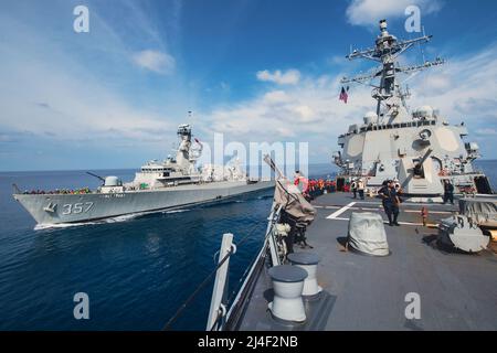 SÜDCHINESISCHES MEER (13. April 2022) der Arleigh Burke-Klasse Lenkraketen-Zerstörer USS Momsen (DDG 92) und die Tentara Nasional Indonesia-Angkatan Laut, Bung Tomo-Klasse Korvette KRI Bung Tomo (FF 357) führten bilaterale Schulungen durch, um den US- und indonesischen Marines die Möglichkeit zu geben, gemeinsame maritime Ziele zu trainieren und zusammenzuarbeiten. Bilaterale Operationen wie diese beruhigen unsere Verbündeten und Partner des Engagements der USA für einen freien und offenen Indo-Pazifik-Raum. (USA Navy Foto von Mass Communication 3. Klasse Lily Gebauer) Stockfoto