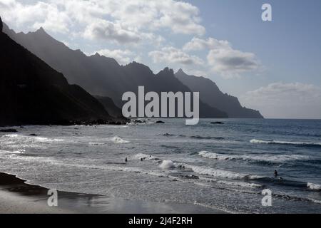 Badeurlauber am Strand Playa del Roque de las Bodegas am Atlantik, Anaga-Gebirge, in der Nähe von Taganana, Teneriffa, Kanarische Inseln, Spanien. Stockfoto