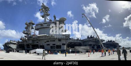 MARINESTÜTZPUNKT GUAM (2. März 2022) - der Flugzeugträger der Nimitz-Klasse USS Abraham Lincoln (CVN 72) erreichte den US-Marinestützpunkt Guam im Rahmen eines geplanten Hafenbesuchs am 2. März. Der Träger wird von der Carrier Strike Group (CSG) 3 Einheit Arleigh Burke-Klasse geführt- Raketenzerstörer USS Spruance (DDG 111) auf ihrer ersten Anlaufstelle angeschlossen. Hinterer Adm. Jeffrey T. Anderson ist derzeit Commander, CSG 3. Capt. Amy Bauernschmidt ist Kommandant von Abraham Lincoln. Am 3. Januar verließ die Fluggesellschaft San Diego mit 5.100 Besatzungsmitgliedern an Bord und einer Flugflügelkomplementiung von 75 Flugzeugen während des Streiks Stockfoto