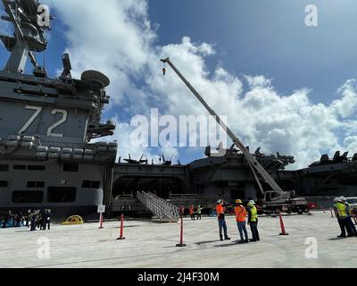 MARINESTÜTZPUNKT GUAM (2. März 2022) - der Flugzeugträger der Nimitz-Klasse USS Abraham Lincoln (CVN 72) erreichte den US-Marinestützpunkt Guam im Rahmen eines geplanten Hafenbesuchs am 2. März. Der Träger wird von der Carrier Strike Group (CSG) 3 Einheit Arleigh Burke-Klasse geführt- Raketenzerstörer USS Spruance (DDG 111) auf ihrer ersten Anlaufstelle angeschlossen. Hinterer Adm. Jeffrey T. Anderson ist derzeit Commander, CSG 3. Capt. Amy Bauernschmidt ist Kommandant von Abraham Lincoln. Am 3. Januar verließ die Fluggesellschaft San Diego mit 5.100 Besatzungsmitgliedern an Bord und einer Flugflügelkomplementiung von 75 Flugzeugen während des Streiks Stockfoto