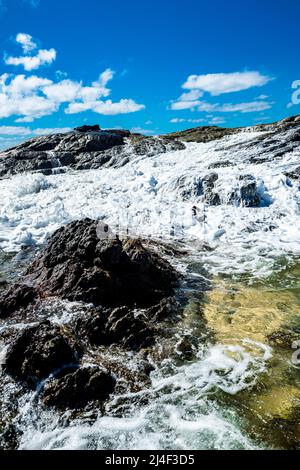 Wasserfällen über den Felsen und den berühmten Champagnerpools auf Fraser Island. Queensland, Australien Stockfoto