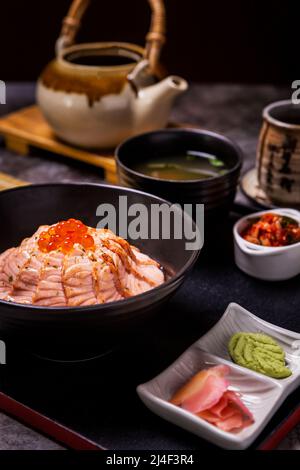 Lachs Burin mit Reis ist ein Set bereit zum Servieren. Stockfoto