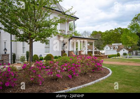 Gehobenes Haus im Süden in der Altstadt von Lilburn, Georgia, östlich von Atlanta. (USA) Stockfoto