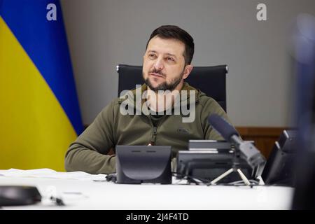 Kiew, Ukraine. 14. April 2022. Der ukrainische Präsident Wolodymyr Zelenskyy gratuliert den ukrainischen Athleten, die am 14. April 2022 in Kiew, Ukraine, an den Invictus Games in Den Haag teilnehmen, per Videokonferenz aus dem Situationsraum. 19 verletzte ukrainische Soldaten werden gegen Athleten aus 18 NATO- und alliierten Ländern antreten. Quelle: Ukrainische Präsidentschaft/Ukrainische Präsidentschaft/Alamy Live News Stockfoto