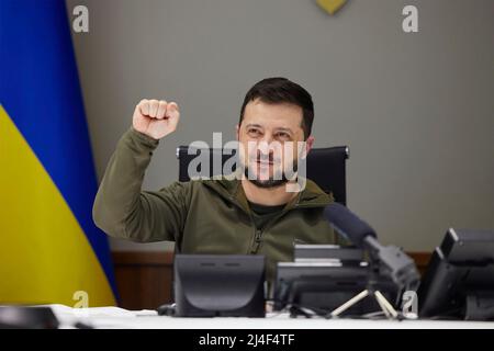 Kiew, Ukraine. 14. April 2022. Der ukrainische Präsident Wolodymyr Zelenskyy gratuliert den ukrainischen Athleten, die am 14. April 2022 in Kiew, Ukraine, an den Invictus Games in Den Haag teilnehmen, per Videokonferenz aus dem Situationsraum. 19 verletzte ukrainische Soldaten werden gegen Athleten aus 18 NATO- und alliierten Ländern antreten. Quelle: Ukrainische Präsidentschaft/Ukrainische Präsidentschaft/Alamy Live News Stockfoto