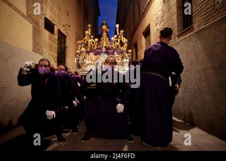Madrid, Spanien. 14. April 2022. Madrid, Spanien, 14.'4,2022.- durch das Zentrum von Madrid die Prozession der königlichen, illustren und glühenden Bruderschaft und Bruderschaft von Nazarenos von Nuestro Padre Jesús del Gran Poder und María Santísima de la Esperanza Macarena, heilige Woche. Durch seine engen und religiösen Straßen Credit: Juan Carlos Rojas/dpa/Alamy Live News Stockfoto