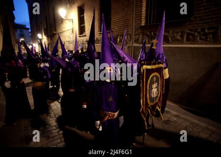 Madrid, Spanien. 14. April 2022. Madrid, Spanien, 14.'4,2022.- durch das Zentrum von Madrid die Prozession der königlichen, illustren und glühenden Bruderschaft und Bruderschaft von Nazarenos von Nuestro Padre Jesús del Gran Poder und María Santísima de la Esperanza Macarena, heilige Woche. Durch seine engen und religiösen Straßen Credit: Juan Carlos Rojas/dpa/Alamy Live News Stockfoto