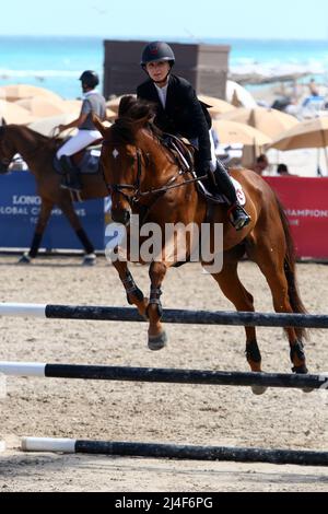 Miami Beach, FL, USA. 14. April 2022. Georgina Bloomberg nimmt an der Longines Global Champions Tour in Miami Beach Teil. Georgina Leigh Bloomberg ist die jüngere Tochter von Susan Brown und dem ehemaligen Bürgermeister von New York City, Gründer der Bloomberg LP und Philanthropen Michael Bloomberg am 14. April 2022 in Miami Beach, Florida. Kredit: Hoo Me.Com/Media Punch/Alamy Live Nachrichten Stockfoto