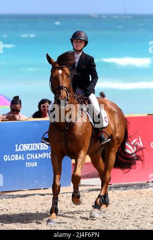 Miami Beach, FL, USA. 14. April 2022. Georgina Bloomberg nimmt an der Longines Global Champions Tour in Miami Beach Teil. Georgina Leigh Bloomberg ist die jüngere Tochter von Susan Brown und dem ehemaligen Bürgermeister von New York City, Gründer der Bloomberg LP und Philanthropen Michael Bloomberg am 14. April 2022 in Miami Beach, Florida. Kredit: Hoo Me.Com/Media Punch/Alamy Live Nachrichten Stockfoto