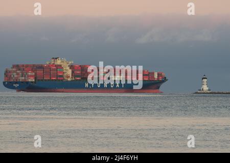 Hyundai Containerschiff, das am 17. August 2019 aus dem Hafen von Los Angeles, Kalifornien, USA, verließ. Stockfoto