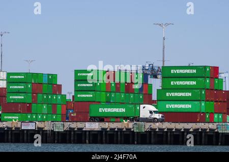 Gestapelte Versandcontainer und Sattelschlepper am 1,2. April 2022 im Hafen von Los Angeles, Kalifornien, USA. Stockfoto