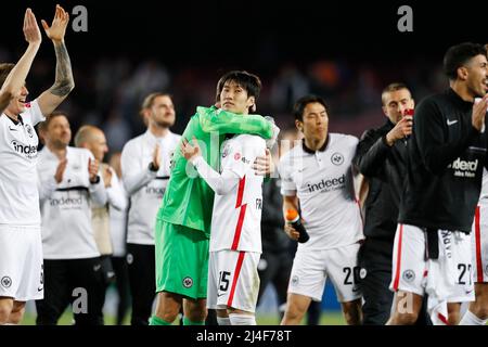 Barcelona, Spanien. 14. April 2022. Daichi Kamada (Frankfurt) Fußball/Fußball : Kamada und die Mannschaftsspieler feiern nach dem Gewinn des UEFA Europa League Viertelfinals 2.-Leg-Match zwischen dem FC Barcelona 2-3 Eintracht Frankfurt im Camp Nou in Barcelona, Spanien . Quelle: Mutsu Kawamori/AFLO/Alamy Live News Stockfoto