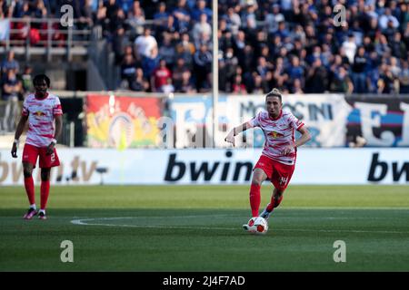 Bergamo, Italien, 14. April 2022. Tyler Adams Mittelfeldspieler für Red Bull Leipzig in Aktion während des Europa League Fußballspiels zwischen Atalanta und RB Leipzig am 14. April 2022 im Gevisstadion in Bergamo, Italien. Quelle: Stefano Nicoli/Speed Media/Alamy Live News Stockfoto