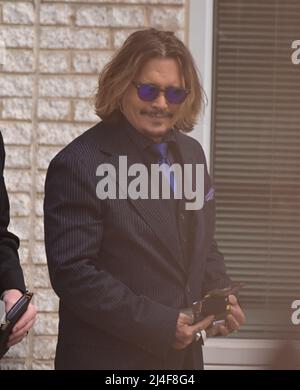 Johnny Depp geht am Mittwoch, den 13. April 2022, während einer Prozesspause im Fairfax County Courthouse in Fairfax, VA, USA, nach draußen. Foto von Ron Sachs/CNP/ABACAPRESS.COM Stockfoto
