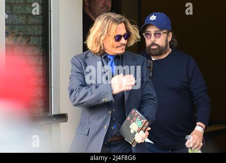 Johnny Depp begrüßt den Stellvertreter eines Sheriffs, als er am Mittwoch, den 13. April 2022, nach seinem für den Tag eingelassenen Prozess im Fairfax County Courthouse in Fairfax, VA, USA, abreist. Foto von Ron Sachs/CNP/ABACAPRESS.COM Stockfoto