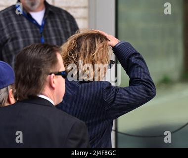 Johnny Depp schiebt ihm die Haare aus den Augen, als er am Mittwoch, den 13. April 2022, im Fairfax County Courthouse in Fairfax, VA, USA, zu seinem Prozess eintrifft. Foto von Ron Sachs/CNP/ABACAPRESS.COM Stockfoto