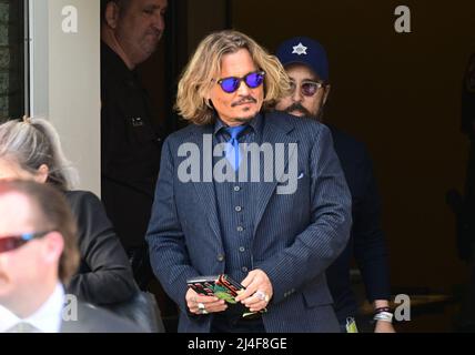 Johnny Depp verlässt das Gericht am Mittwoch, den 13. April 2022, nachdem er für den Tag im Fairfax County Courthouse in Fairfax, VA, USA, eingelassen wurde. Foto von Ron Sachs/CNP/ABACAPRESS.COM Stockfoto