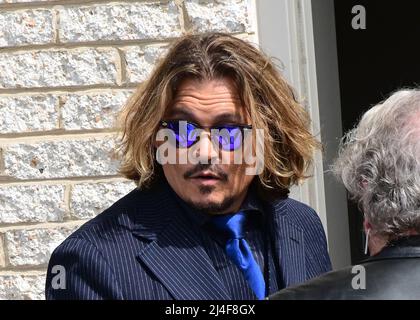 Johnny Depp geht am Mittwoch, den 13. April 2022, während einer Prozesspause im Fairfax County Courthouse in Fairfax, VA, USA, nach draußen. Foto von Ron Sachs/CNP/ABACAPRESS.COM Stockfoto