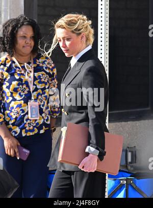 Amber Heard verlässt ihr Verfahren am Mittwoch, den 13. April 2022, nachdem sie für den Tag im Fairfax County Courthouse in Fairfax, VA, USA, eingelassen wurde. Foto von Ron Sachs/CNP/ABACAPRESS.COM Stockfoto