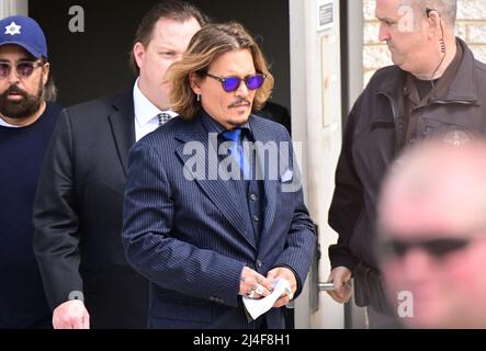 Johnny Depp geht am Mittwoch, den 13. April 2022, während einer Prozesspause im Fairfax County Courthouse in Fairfax, VA, USA, nach draußen. Foto von Ron Sachs/CNP/ABACAPRESS.COM Stockfoto