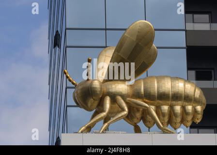 Die riesige Queen Bee auf einer Seite des Eureka Tower, an Melbournes Southbank. Stockfoto