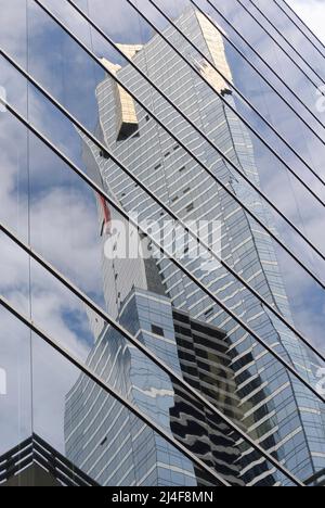 Hohe Bürogebäude im Stadtzentrum von Melbourne spiegeln sich in einem anderen hohen Gebäude wider Stockfoto