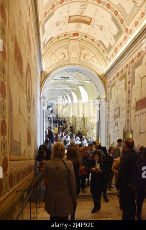 Blick hinunter in das Chiaramonti-Museum, das in der langen Loggia aufgestellt ist, die den kleinen Palast des Belvedere mit den Vatikanischen Palästen verbindet Stockfoto