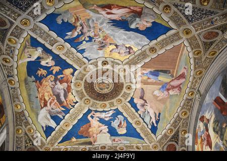 Decke im Raum des Heliodorus in der Stanze von Raphael, Päpstlicher Palast, Vatikanmuseum, zeigen Noah verlassen die Arche, das Opfer von Isaak, Mos Stockfoto