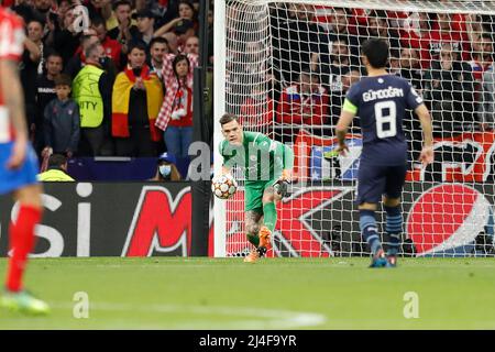 Madrid, Spanien. 13. April 2022. Ederson (Manc) Fußball/Fußball : UEFA Champions League Viertelfinale 2.-Leg-Spiel zwischen Culb Atletico de Madrid 0-0 Manchester City FC im Estadio Metropolitano in Madrid, Spanien . Quelle: Mutsu Kawamori/AFLO/Alamy Live News Stockfoto