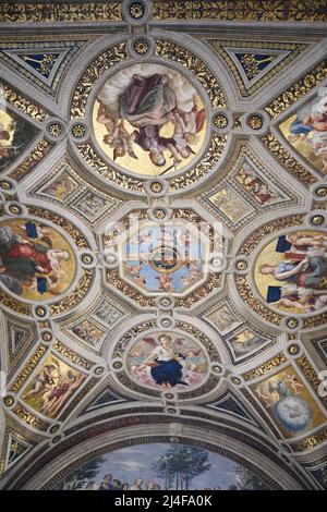 Decke, Saal der Segnatura, Stanze des Raphael, Päpstlicher Palast, Vatikanmuseum. Die Decke ist in vier Abschnitte unterteilt, die jeweils gewidmet sind Stockfoto