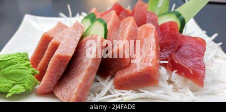 Die erstklassigen Sashimi mit frischen japanischen Meeresfrüchten in einer schwarzen japanischen Schüssel mit Miso-Suppe und rohen Meeresfrüchten Stockfoto